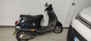 Vespa LX50 negra/gris para piezas y si funciona.