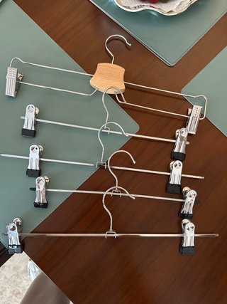 Set de 5 Perchas Metálicas con Pinzas
