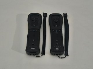 2 Mandos Wii Negros + 2 Fundas + 2 Correas