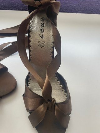 Sandalias de tela con lazo marrón brillante