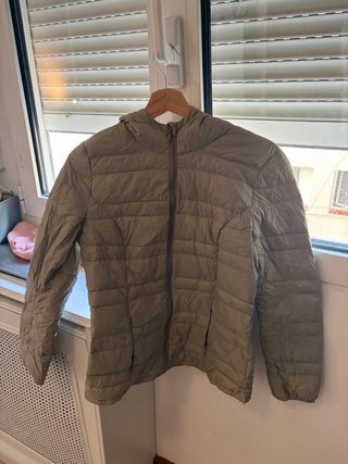 Plumífero fino beige con capucha