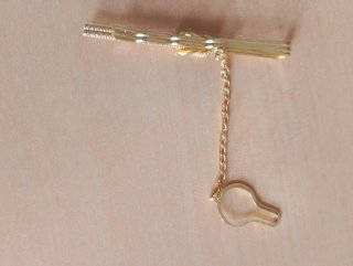 Aguja de corbata dorada con cadena