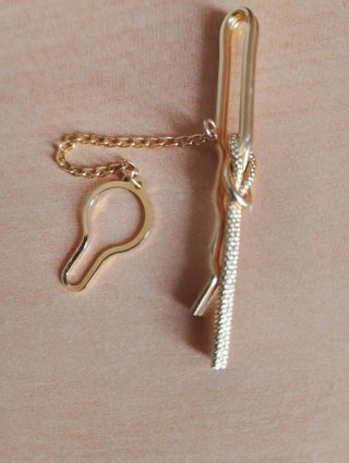 Aguja de corbata dorada con cadena