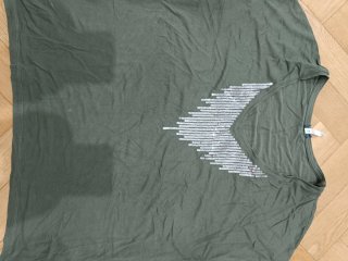 Camiseta verde militar con lentejuelas plateadas