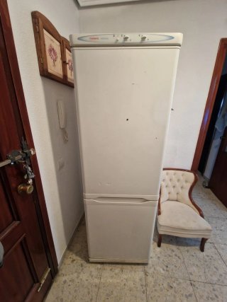 Nevera con congelador (solo funciona congelador)
