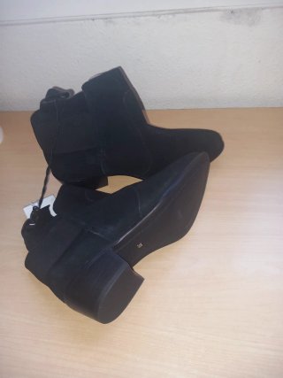 Botines negros ante mujer