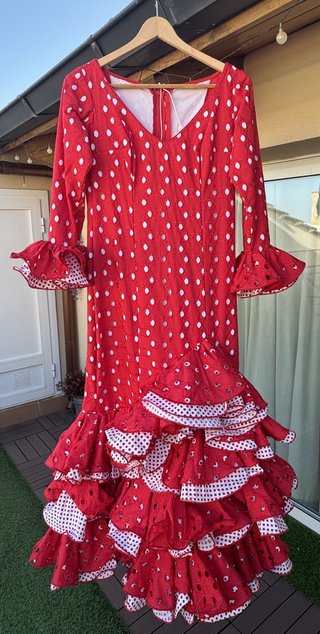 Traje de flamenca rojo con lunares blancos