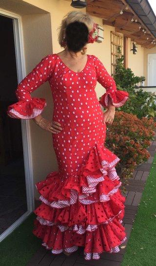 Traje de flamenca rojo con lunares blancos