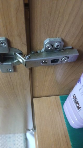 Armario Escobero madera  hecho por carpintero