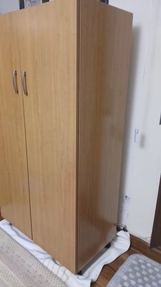 Armario Escobero madera  hecho por carpintero