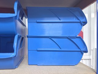 Cassetti in plastica per scaffalature (rosso e blu)