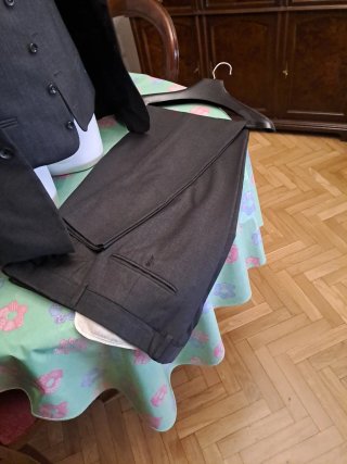 Traje de hombre gris oscuro