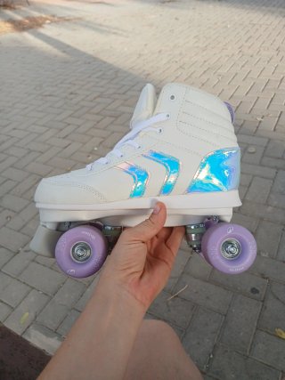 Patines 4 ruedas blancos con detalles iridiscentes