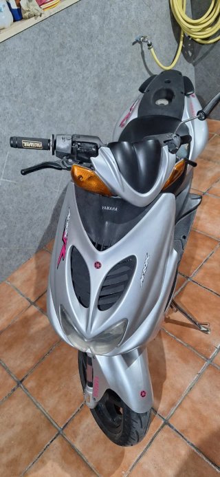 Yamaha Aerox Plata y Rosa