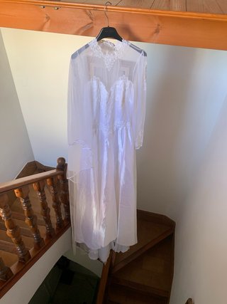 Traje de novia blanco.  No tiene el cancan