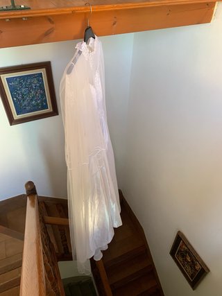 Traje de novia blanco.  No tiene el cancan