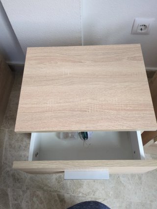 Mesita de noche de madera y mármol