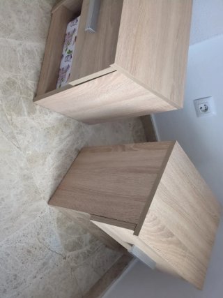 Mesita de noche de madera y mármol