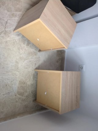 Mesita de noche de madera y mármol
