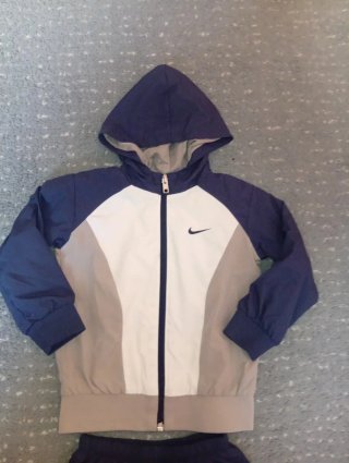 Chándal Nike niño azu, blanco y gris.