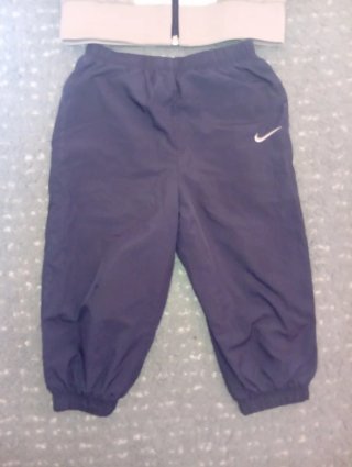 Chándal Nike niño azu, blanco y gris.