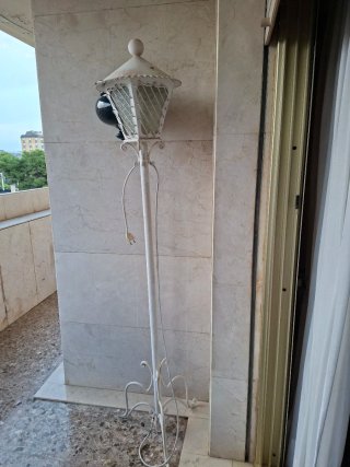Lámpara de pie de hierro forjado