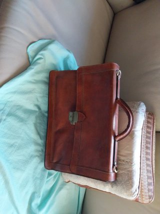 Cartera de piel marrón