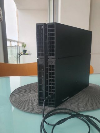PS4 + 2 mandos originales + 4 juegos – Todo funcio