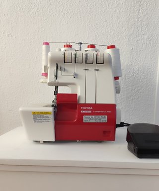 Máquina Overlock Toyota 4 hilos