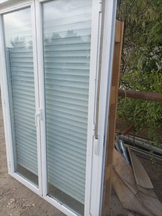Puerta de Aluminio Blanca con Persiana