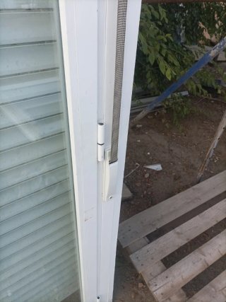 Puerta de Aluminio Blanca con Persiana