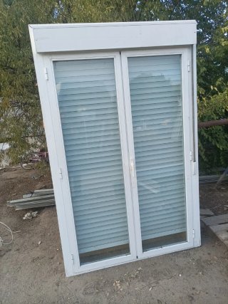 Puerta de Aluminio Blanca con Persiana