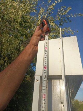 Puerta de Aluminio Blanca con Persiana