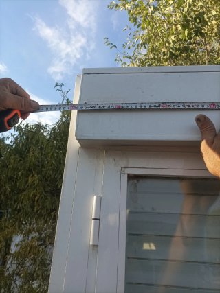 Puerta de Aluminio Blanca con Persiana