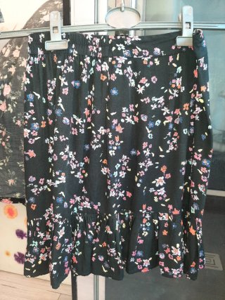 Falda Negra con Estampado Floral