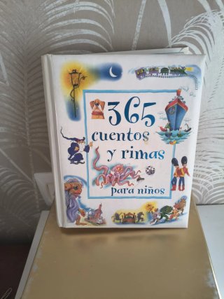 LIBRO 365 CUENTOS Y RIMAS PARA NIÑOS.