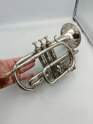 ANTIGUA CORNETA CON ESTUCHE Y ACCESORIOS