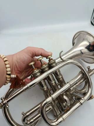 ANTIGUA CORNETA CON ESTUCHE Y ACCESORIOS
