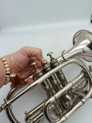 ANTIGUA CORNETA CON ESTUCHE Y ACCESORIOS