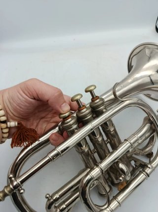 ANTIGUA CORNETA CON ESTUCHE Y ACCESORIOS