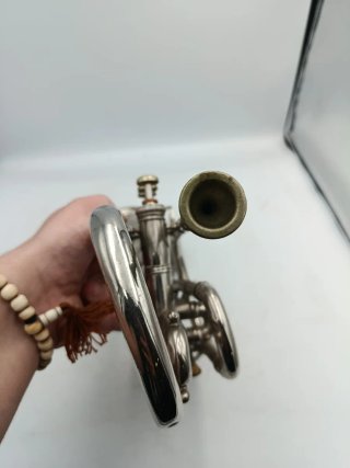 ANTIGUA CORNETA CON ESTUCHE Y ACCESORIOS