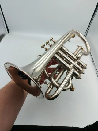 ANTIGUA CORNETA CON ESTUCHE Y ACCESORIOS