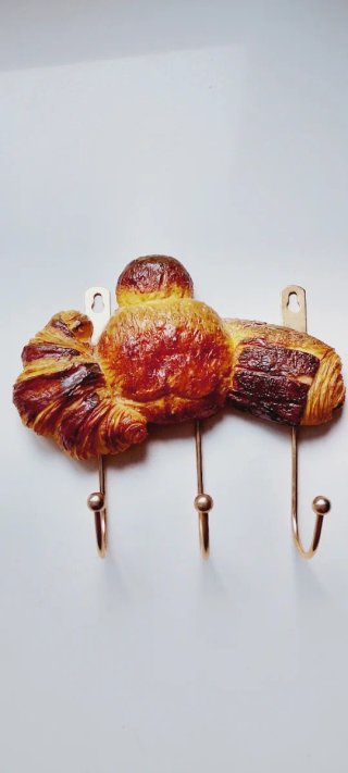 Colgador de pared con forma de croissants