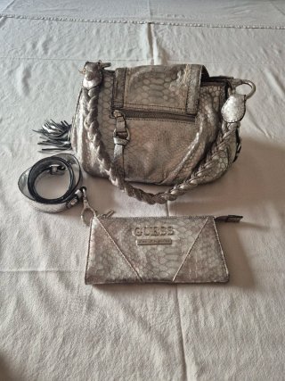 Bolso y cartera Guess plateados