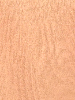 Camiseta rosa con brillos.