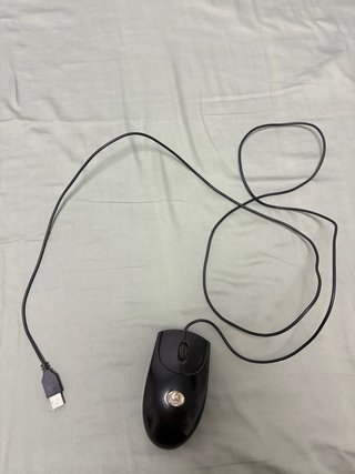 Ratón negro con cable USB