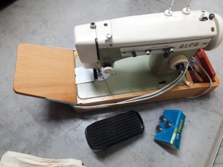Máquina de coser Alfa antigua eléctrica