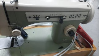 Máquina de coser Alfa antigua eléctrica