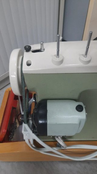 Máquina de coser Alfa antigua eléctrica