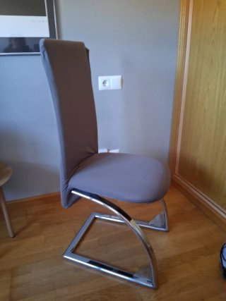 Silla de comedor gris y plateada